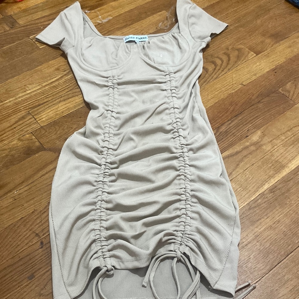I’m selling this dress because It don’t fit and wouldn’t want to throw it away